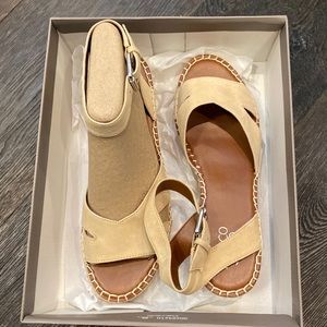 NIB Franco Sarto Suede Leather Espadrille Sandals in Beige in size 9.